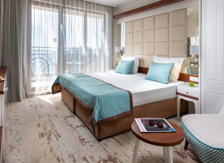 Hotel oferuje ponad dwieście pokoi przy plaży