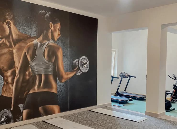 Do dyspozycji gości jest siłownia i salka fitness