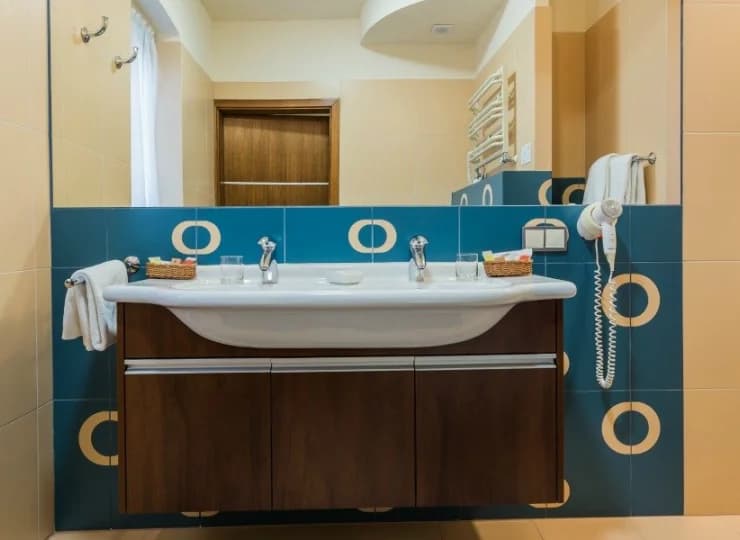 W łazienkach przy pokojach znajduje się prysznic, w apartamentach także wanna