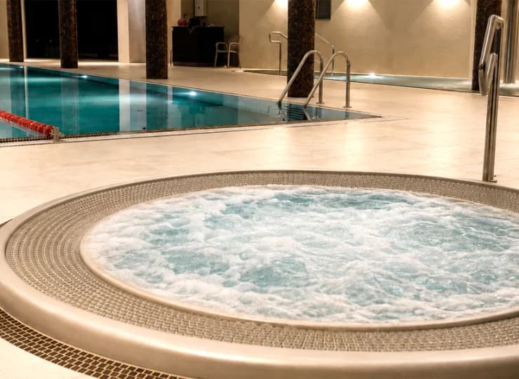 Z basenem sąsiaduje niecka jacuzzi