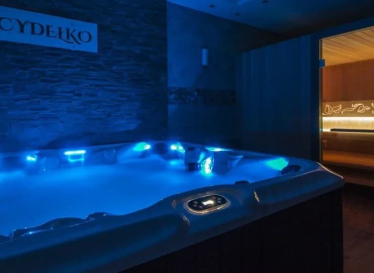 Do dyspozycji jest przestronne jacuzzi i sauna fińska