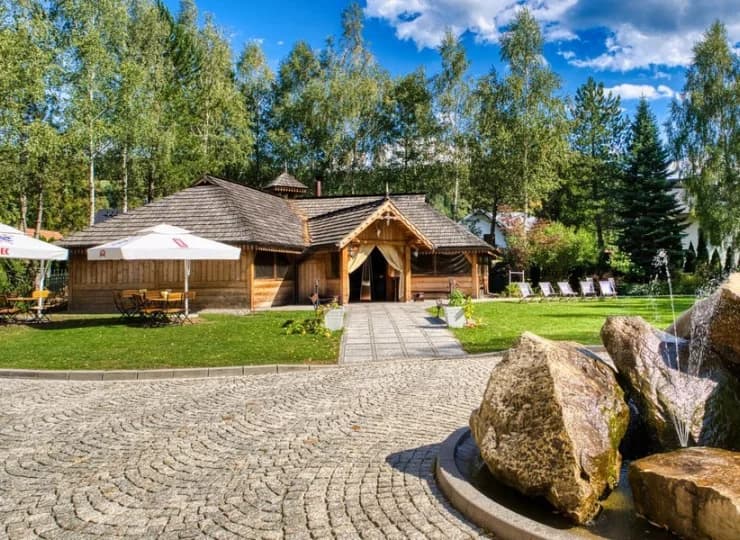 W sporym ogrodzie jest chata grillowa, miejsca do odpoczynku, a nawet fontanna