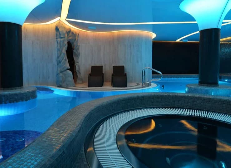 W strefie wellness znajduje się m.in. sauna i basen oraz jacuzzi