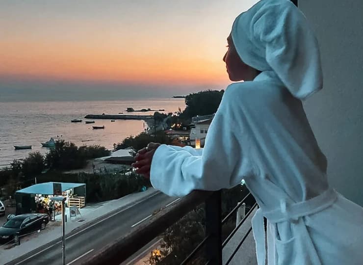Hotel mieści się nad brzegiem morza