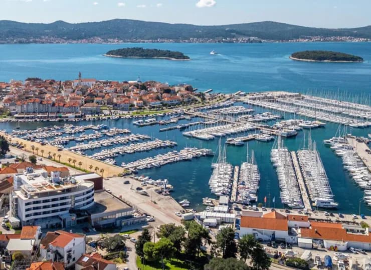Hotel IN to 4* hotel w nadmorskim miasteczku Biograd na Moru