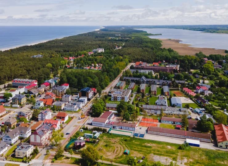 Arena Słońca w Łebie to obiekt położony między morzem a jeziorem