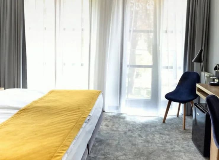 Wyróżnikiem niektórych pokojów jest prywatny balkon lub taras