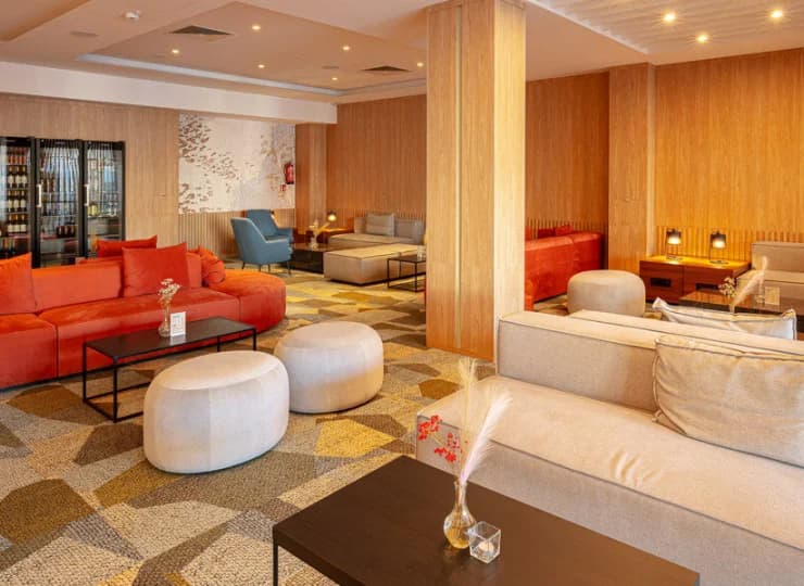 Eleganckie wnętrza resortu witają gości już od progu