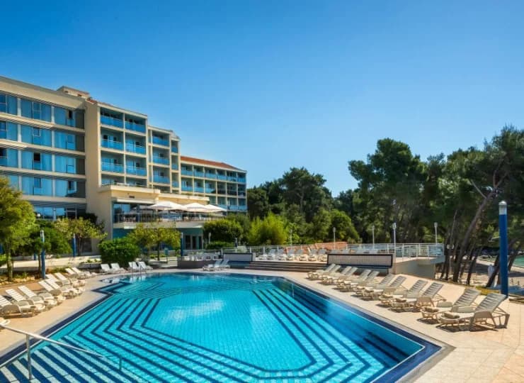 Hotel dysponuje zewnętrznym basenem