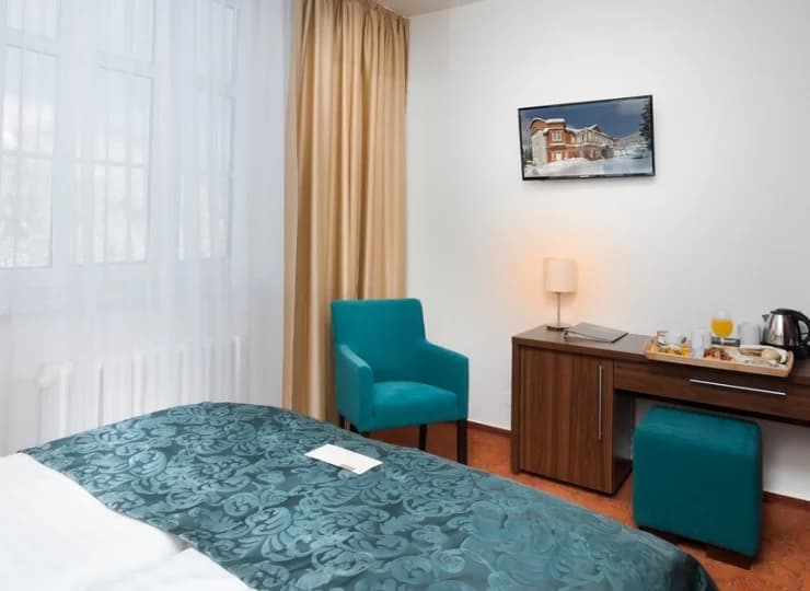 W każdym pokoju jest zestaw do parzenia kawy i herbaty, sejf i minibar