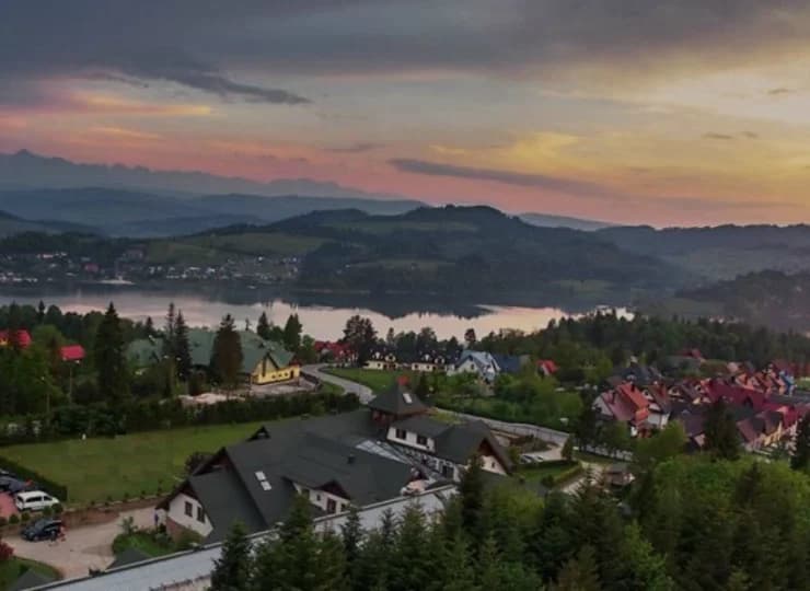 ECO Active Resort Pieniny jest położony nad malowniczym Jeziorem Czorsztyńskim