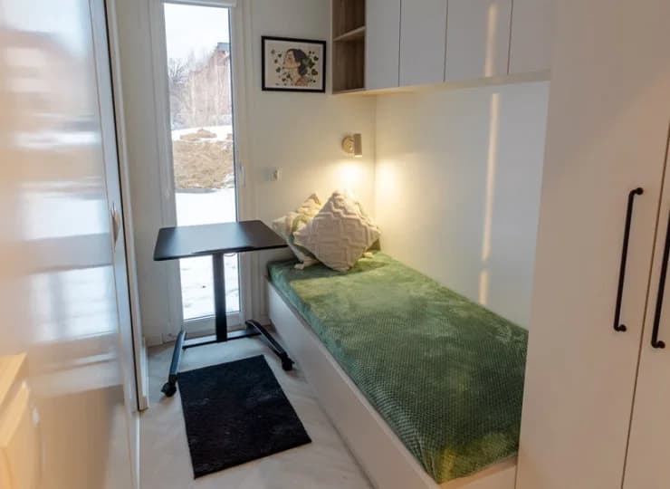 Aspen Prime House ma sofę, 2-os. sypialnię oraz sypialnię dla dzieci z 3 łóżkami