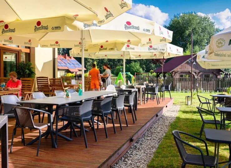 Letnia strefa z parasolami na tarasie restauracji