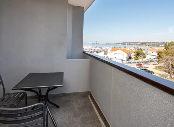 Pokoje z widokiem na morze i bocznym widokiem mają balkon