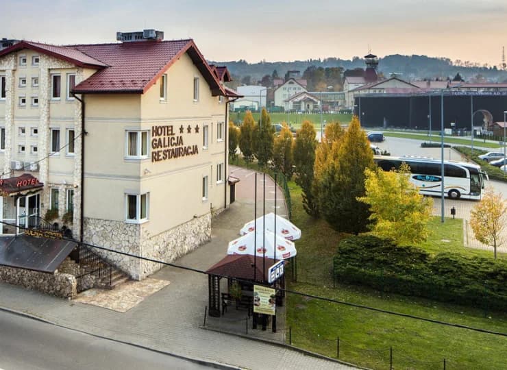 Wystarczy wyjść z hotelu, by trafić do tężni solankowej, parku i kopalni
