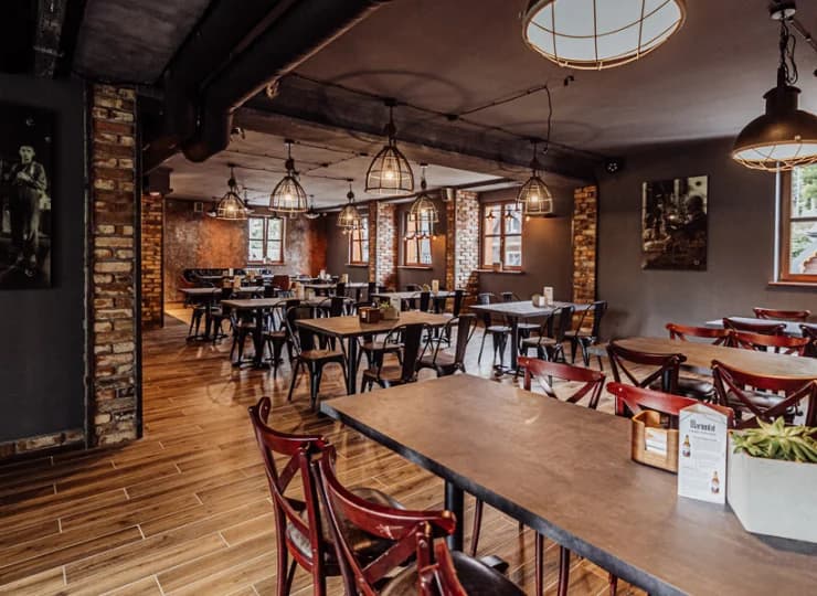 Hotel zaprasza też do klimatycznej restauracji z browarem, 250 m od hotelu
