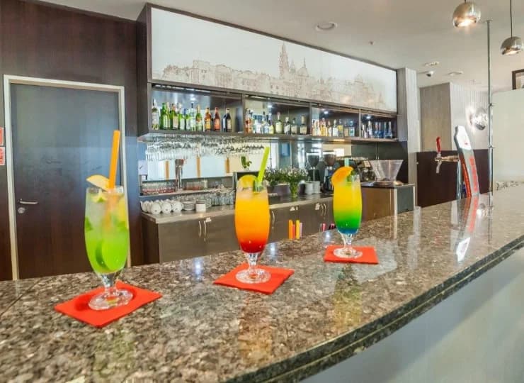 Uzupełnieniem oferty gastronomicznej jest bar serwujący m.in. kawę i drinki