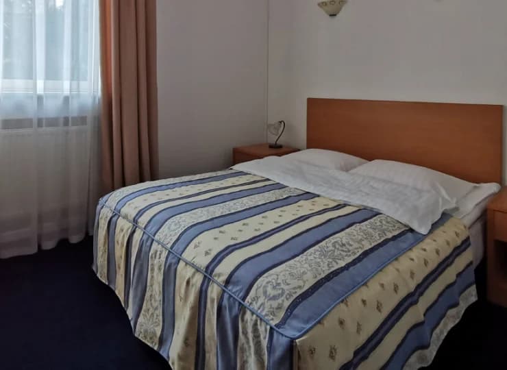W pokojach mieszczą się pojedyncze lub podwójne łóżka