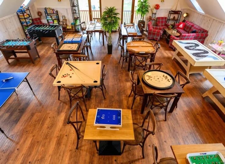 Na wypadek niepogody jest też sala wypoczynkowa z licznymi grami