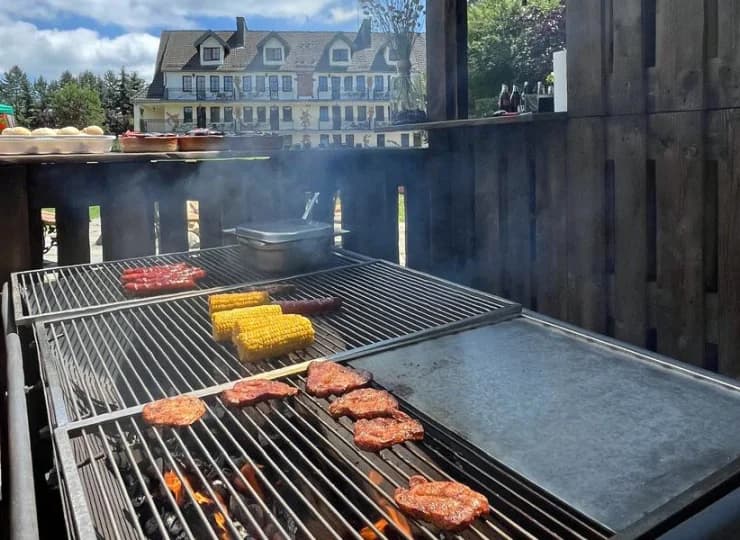 Latem jest zorganizowane palenisko do grillowania