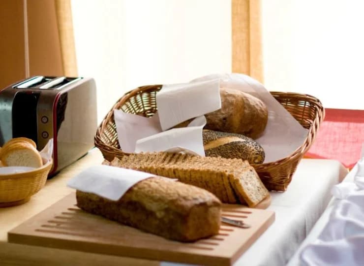 Na śniadanie podawany jest świeżo pieczony chleb