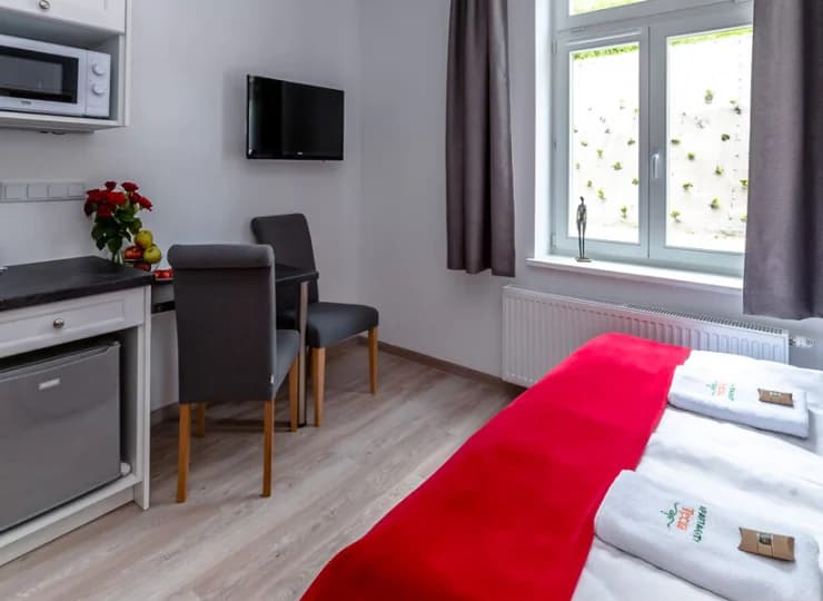 W zrekonstruowanej willi urządzono wygodne 2-osobowe pokoje
