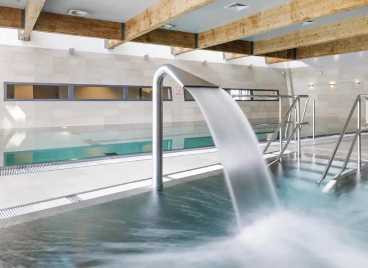 Obok znajduje się basen rekreacyjny ze stanowiskami do hydromasażu