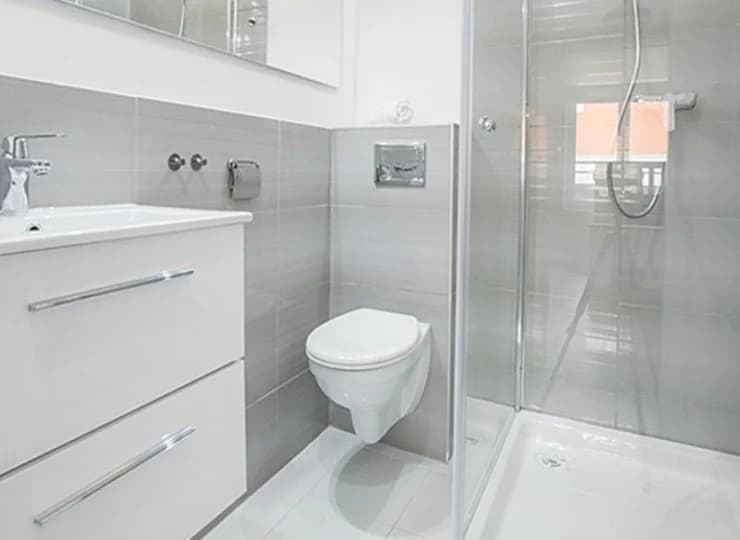 Każdy apartament posiada prywatną łazienkę z kabiną prysznicową