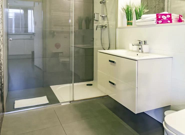 Każdy apartament ma nowoczesną łazienkę z prysznicem