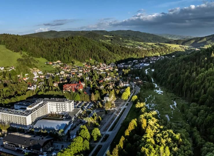 Okolica słynie z wód mineralnych, pięknych krajobrazów i stoków narciarskich