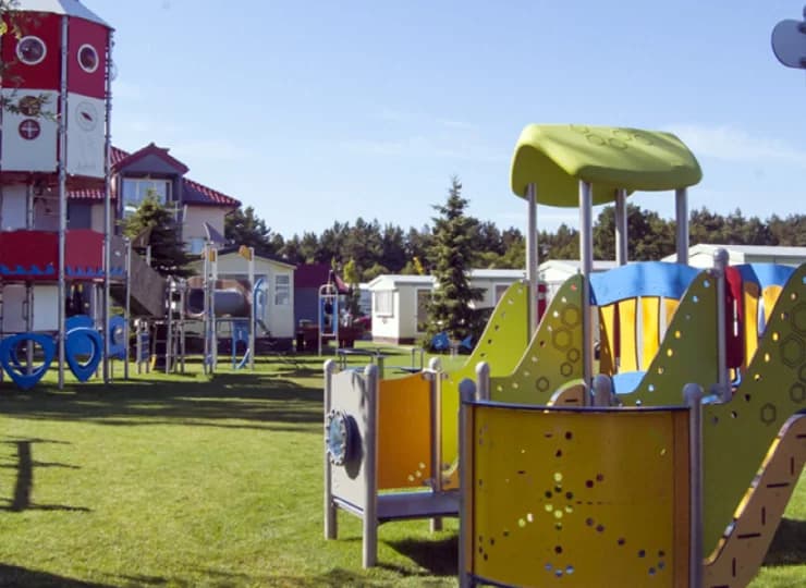 Na świeżym powietrzu są trzy place zabaw z myślą o różnych grupach wiekowych