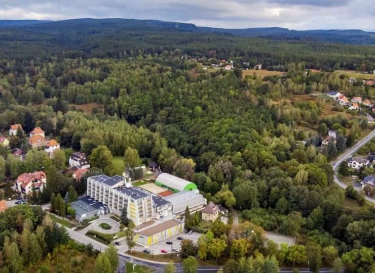 Hotel jest zanurzony pośród malowniczej przyrody