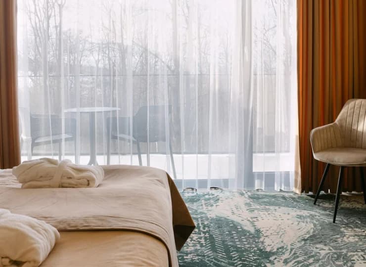 Apartament Prime Forest ma przestronny salon i wygodną sypialnię