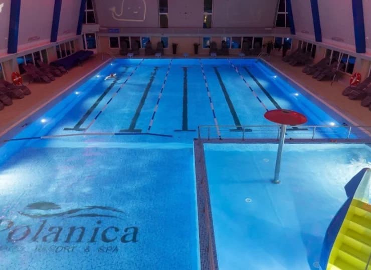 Wieczorem basen jest klimatycznie podświetlany ze ściennymi animacjami