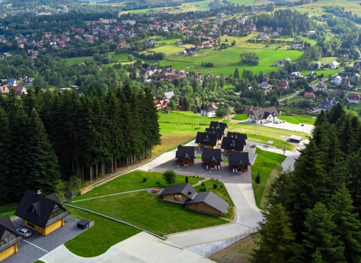Okolica jest niezwykle malownicza. Blisko stąd w Gorce i na Podhale
