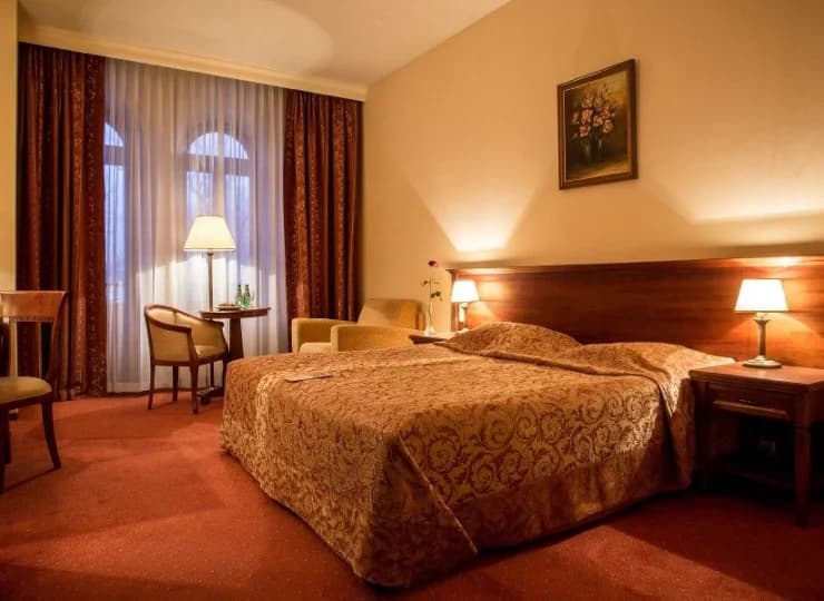 W wyposażeniu znajduje się sejf, minibar, telefon, Internet, TV