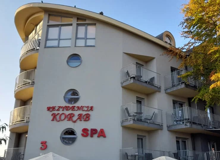 Mieści się w cichej części nadmorskiego kurortu