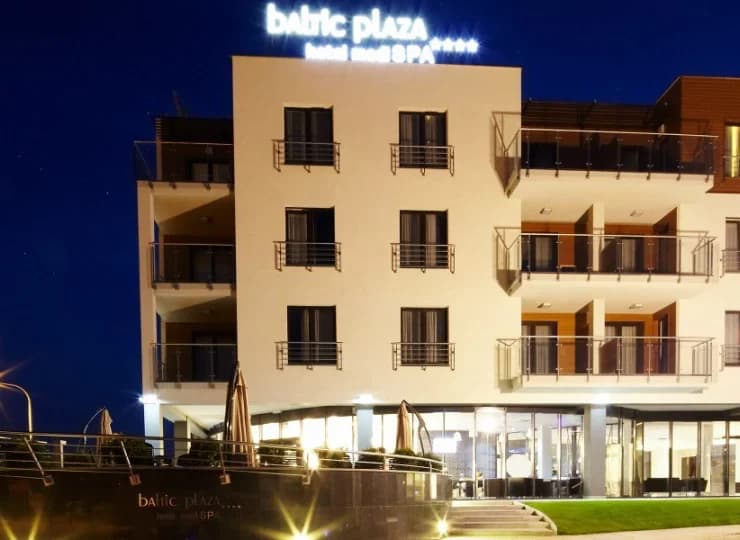 Hotel jest położony w odległości 5 minut spacerem od plaży