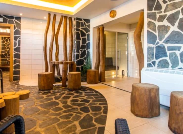Hotel ma strefę wellness oraz przechowalnię sprzętu sportowego
