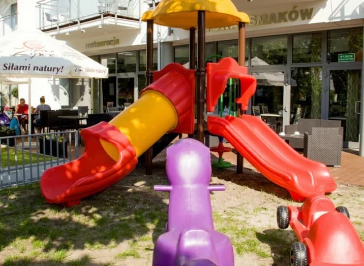 Tuż obok restauracyjnego ogródka znajduje się również plac zabaw