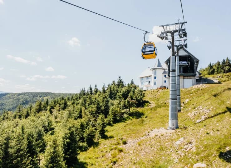 Hotel Era dzieli tylko 200 m do dolnej stacji kolejki gondolowej