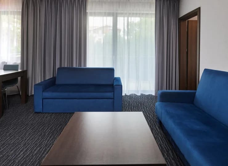 Przestronna część dzienna i jadalna w apartamencie