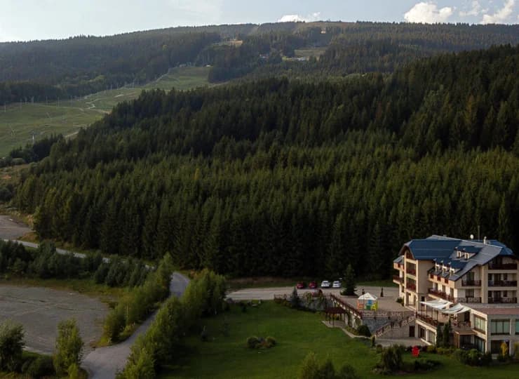 Hotel znajduje się przy najwyżej położonych parkingach na Kubińskiej Holi
