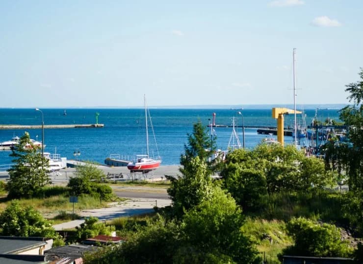 Hotel sąsiaduje z mariną jachtową - z okien można podziwiać port