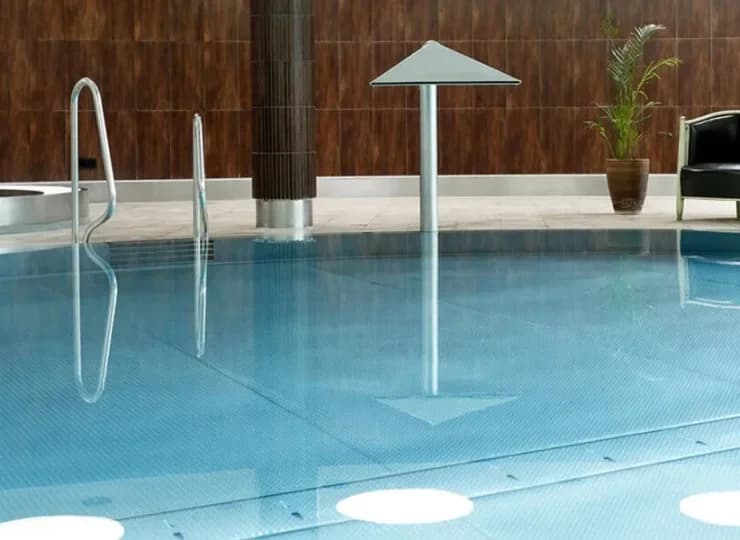 Mieści się tutaj kryty basen ze stanowiskiem do hydromasażu