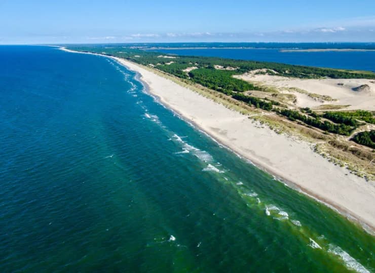 Łeba jest znana z piaszczystych wydm i plaż oraz gęstych sosnowych lasów