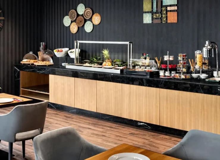W hotelowej restauracji zrelaksujesz się przy gorącym śniadaniu w formie bufetu