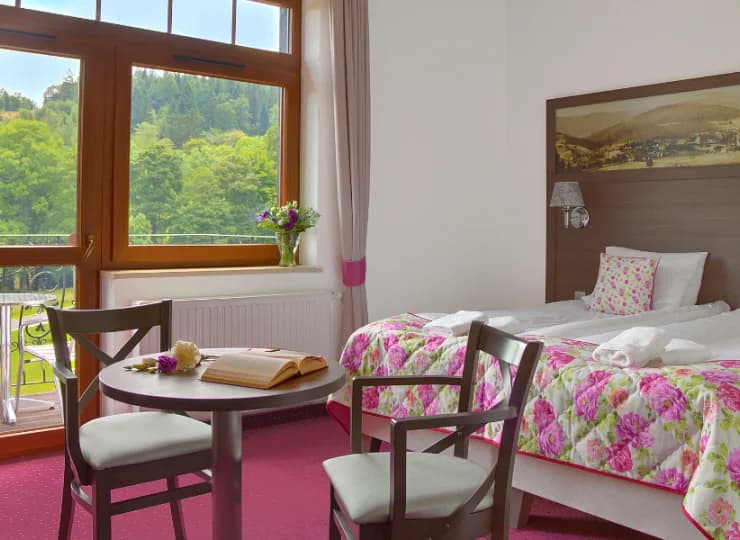 Hotel oferuje pokoje standard i superior dla 2 osób oraz rodzinne dla 4 osób