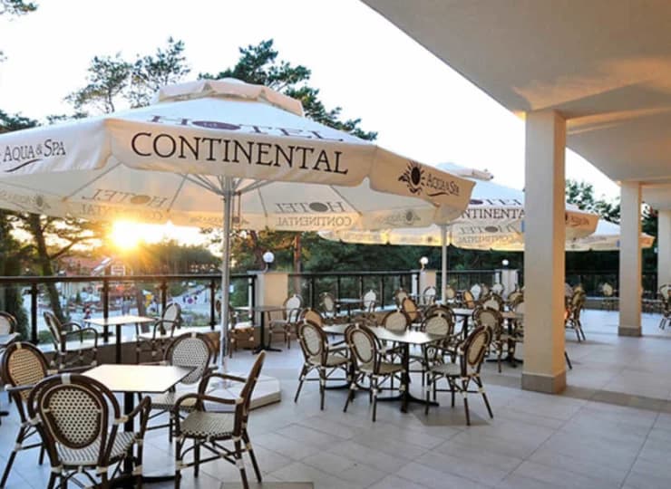 W hotelu znajduje się restauracja serwująca m.in. dania kuchni regionalnej