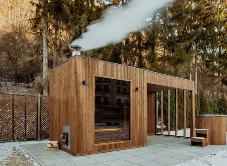 W zewnętrznej strefie relaksu mieści się sauna, jacuzzi, balia do morsowania